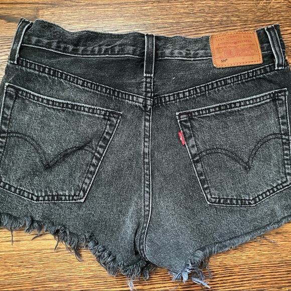 Levi’s 501 Shorts - Picture 2 of 3